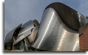 Wavy Facade::Cleveland, Ohio, USA::