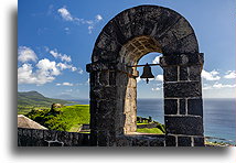 Widok przez dzwonnicę::Twierdza Brimstone Hill, Saint Kitts, Karaiby::