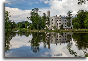 Zamek nad jeziorem::Zamek Karpniki, Polska::