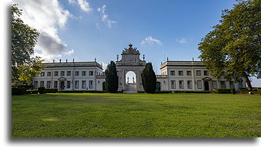 Dwa skrzydła pałacu::Pałac Seteais, Sintra, Portugalia::