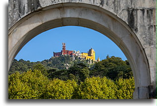 Widok pod łukiem::Pałac Pena, Sintra, Portugalia::